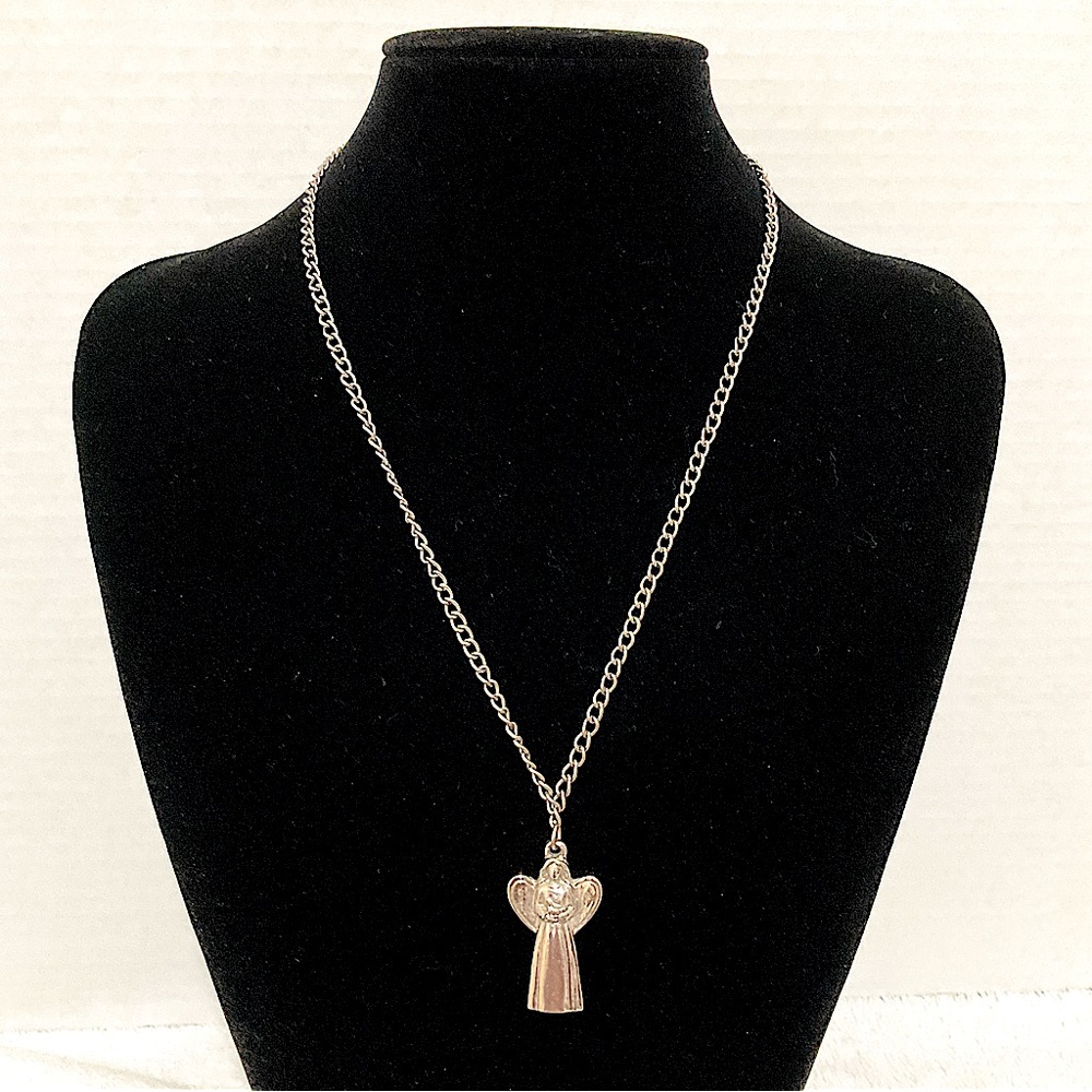 5/$25 - Vintage Silvertone Angel of Peace Necklace 😇
